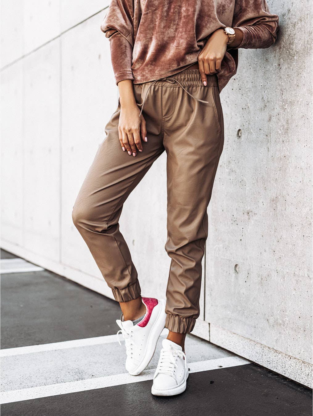 FAUX LEATHER DRAWSTRING JOGGERS/BROWN